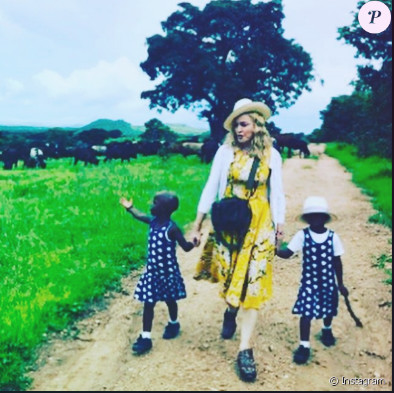 Madonna maman : La star présente les jumelles qu'elle a adoptées au Malawi