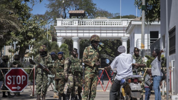 Des soldats sénégalais de la force de la Cédéao contrôlant les entrées devant la présidence gambienne, le 24 janvier 2017.