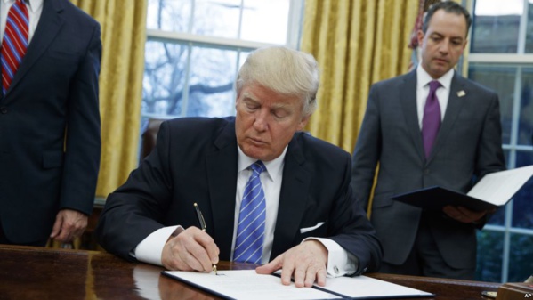 Trump veut se battre après le maintien de la suspension de son décret sur l'immigration 