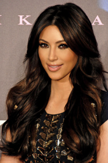 Kim Karda­shian en colère, elle insulte ses sœurs Khloé et Kourt­ney