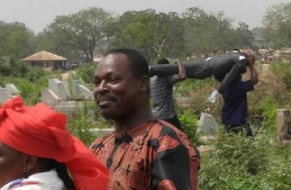 Ghana: Un employé d’une morgue retire un cadavre de son cercueil en plein enterrement. La raison (PHOTOS)
