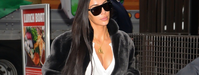 On a évité le pire ! Alors qu'elle se rendait à un défilé de la fashion Week de New York, Kim Kardashian a évité la grosse chute...