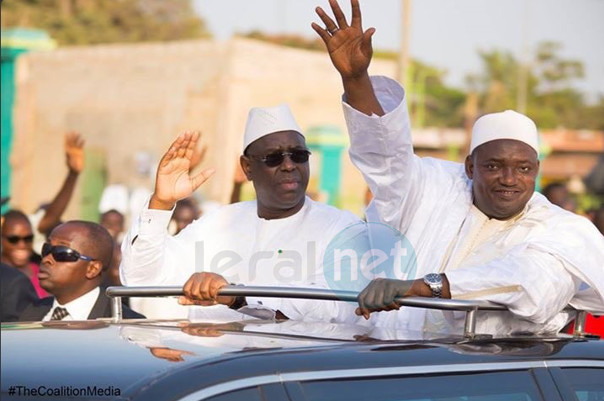 Photo: Le Président Macky Sall et son homologue gambien Adama Barrow dans les rues de Banjul