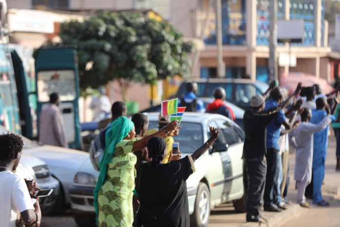 Photo: Le Président Macky Sall et son homologue gambien Adama Barrow dans les rues de Banjul