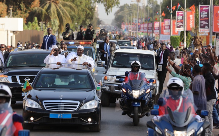 Photo: Le Président Macky Sall et son homologue gambien Adama Barrow dans les rues de Banjul