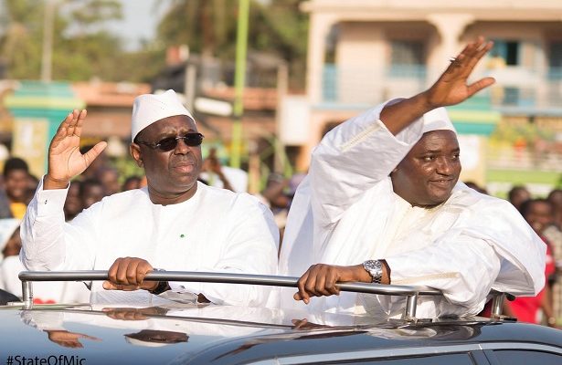 Photo: Le Président Macky Sall et son homologue gambien Adama Barrow dans les rues de Banjul