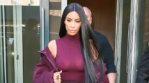 Kim Karda­shian offre sa poitrine aux regards à la Fashion Week