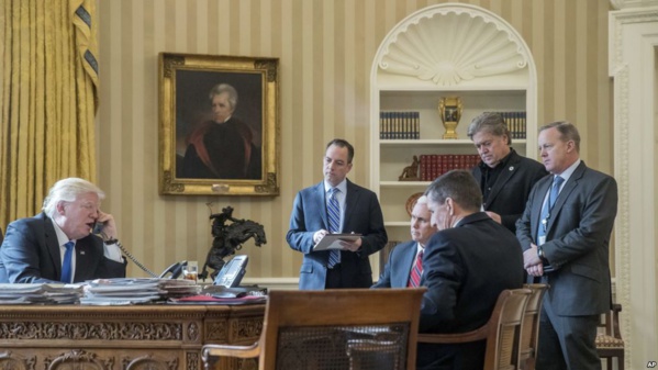 Le président Donald Trump avec Reince Priebus, le vice-président Mike Pence, l'ancien conseiller Michael Flynn lors d'un entretien au téléphone avec la Russie, le 28 janvier 2017.