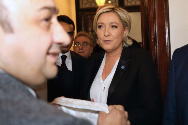 © Fournis par AFP Un voile est tendu à Marine Le Pen, candidate d'extrême droite à la présidentielle en France, pour rencontrer le grand mufti de Beyrouth, le 21 février 2017 dans la capitale libanaise