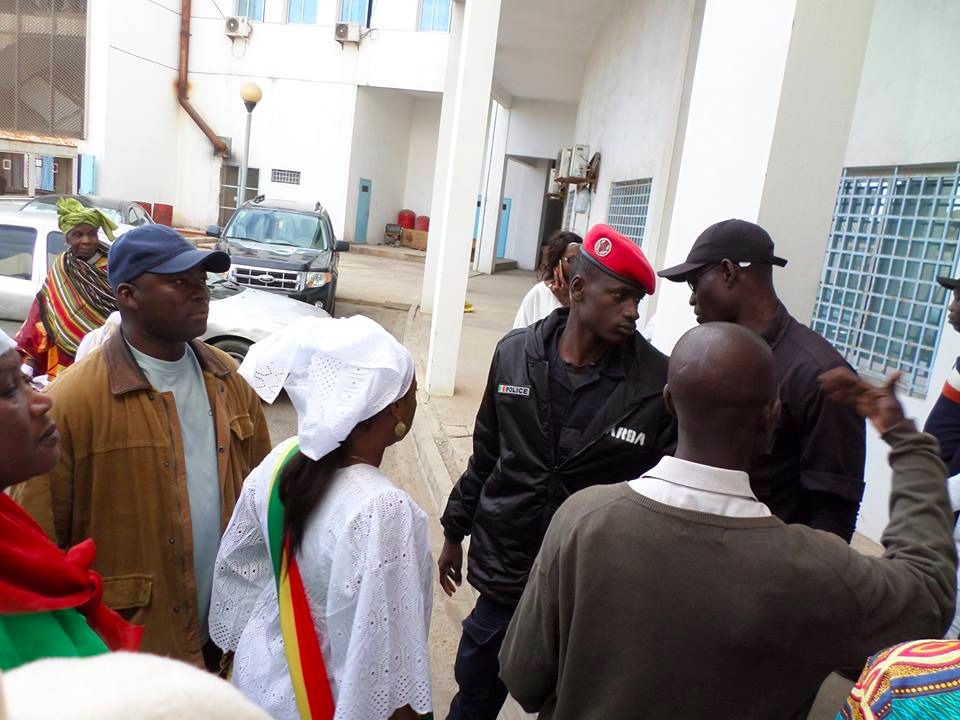 URGENT: Arrivée du maire Khalifa Sall à la DIC (Photos)