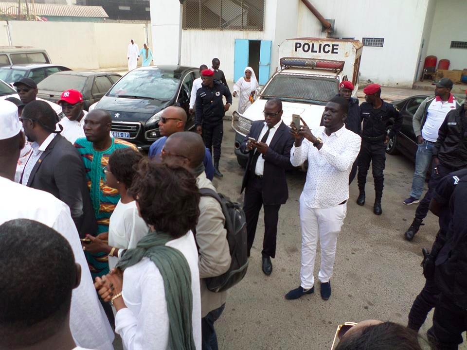 URGENT: Arrivée du maire Khalifa Sall à la DIC (Photos)