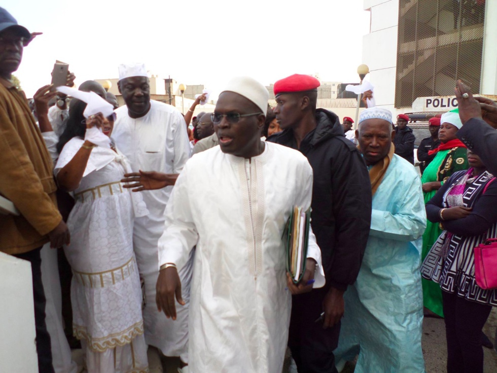 URGENT: Arrivée du maire Khalifa Sall à la DIC (Photos)