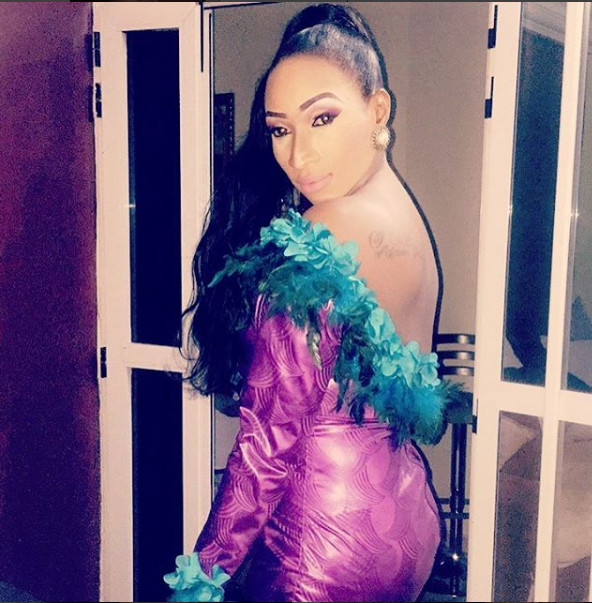 Inna Jawara, la Gambienne de "Un café avec" exhibe son tatouage, regardez...