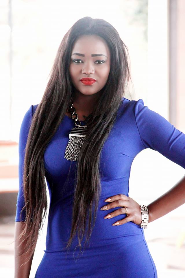 Fama Thioune en bleu saphir