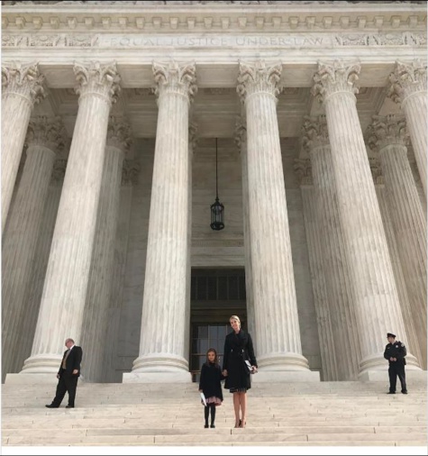 A la Cour suprême avec sa fille, Ivanka Trump prépare la nouvelle génération 