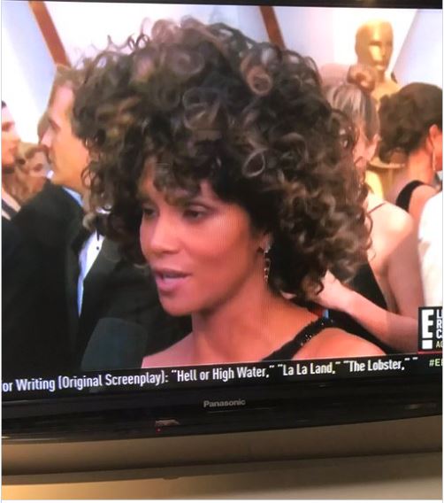 Aux Oscars 2017, les cheveux d'Halle Berry se sont fait remarquer sur le tapis rouge