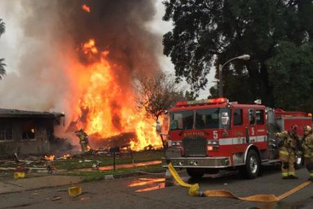 Un avion s'écrase dans une zone résidentielle en Californie: 3 morts et 2 blessés
