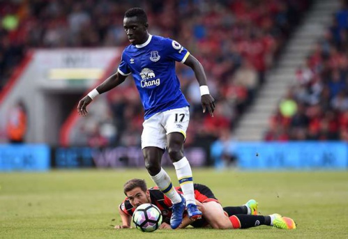 Idrissa Gueye d'Everton en action avec Adam Forshaw de Middlesbrough
