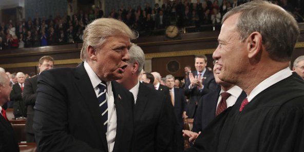 Donald Trump serre la main de John Roberts, juge conservateur de la Cour suprême, au Capitole, à Washington, le 28 février 2017. © Jim Lo Scalzo/AP/SIPA