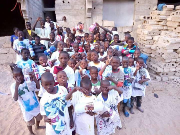 Distribution de couvertures pour nos talibés petites gouttes
