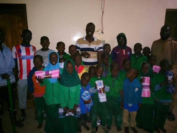 Distribution de couvertures pour nos talibés petites gouttes