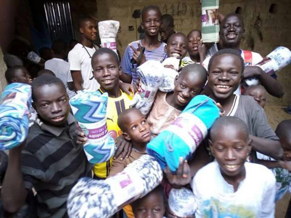 Distribution de couvertures pour nos talibés petites gouttes