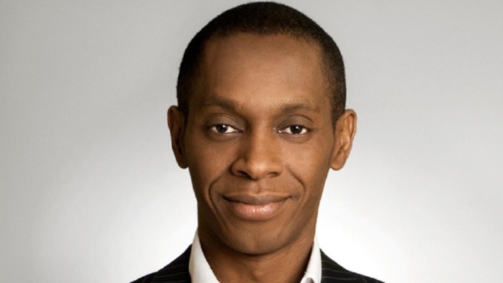 Claudy Siar présentateur de la célèbre émission “Couleurs tropicales” sur RFI