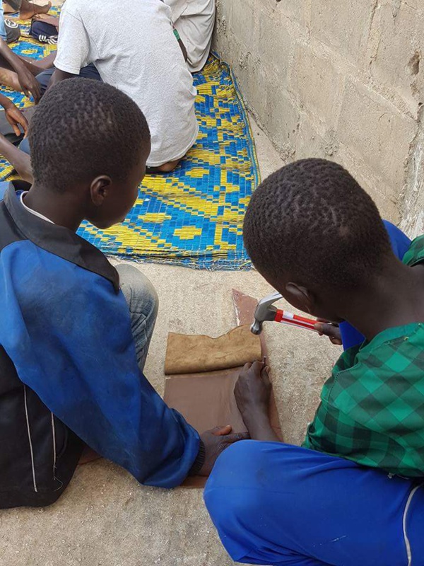 Photos-Activités de création manuelle pour les talibés Petites Gouttes