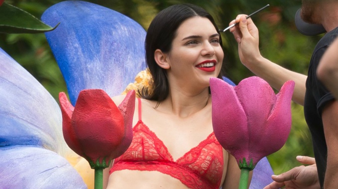 PHOTO- Kendall Jenner : son shoo­ting sexy en linge­rie et en plein air