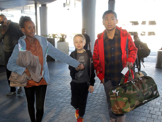Angelina Jolie (encore) en voyage avec ses enfants (photos)