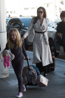 Angelina Jolie (encore) en voyage avec ses enfants (photos)