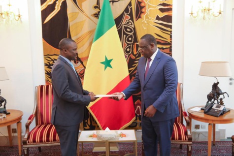 Macky Sall a reçu le Ministre de l’Environnement et du Développement durable du Niger, porteur d’un message du Président Mahamadou Issoufou