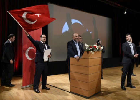 La Turquie bloque le retour de l'ambassadeur néerlandais, traite Merkel de suppôt du "terrorisme"