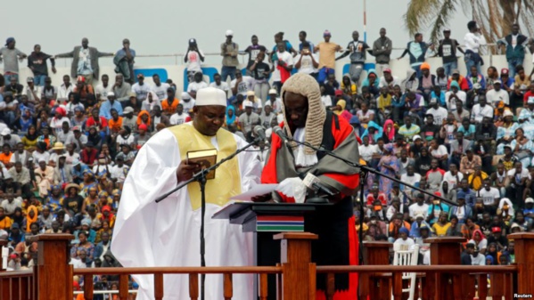 Le nouveau president de la Gambie, Adama Barrow, tient le Coran lors de la cérémonie d'investiture au stade de l'indépendance, à Bakau, en Gambie, 18 février 2017.