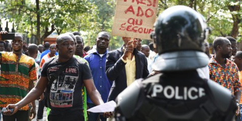 Des producteurs protestent contre l’immobilisation de plusieurs tonnes de cacao dans le port d’Abidjan, en février 2017. © ISSOUF SANOGO/AFP