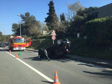 Il perd le contrôle de son véhicule et se retrouve sur le toit