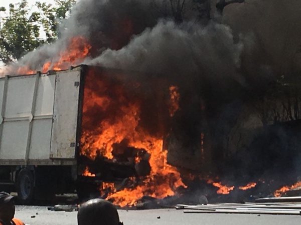 Un camion transportant des produits de quincaillerie prend feu à la sortie de Thiès vers Dakar (Photos)