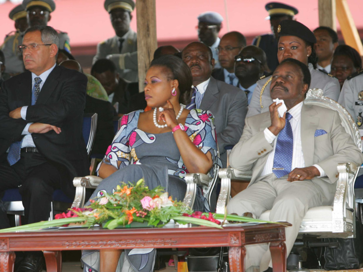 Robert Bourgi auprès d'Omar Bongo, à Franceville, au Gabon, en juillet 2005. (PIRRONE MARCO/SIPA)