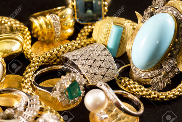Pour s’offrir la belle vie, une fille de 15 ans vole 12 millions en bijoux à sa grand-mère