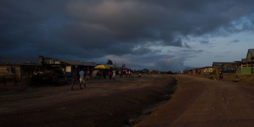 La route principale de Kinjor, à l’ouest du Liberia. CRÉDITS : ALLOYCIOUS DAVID