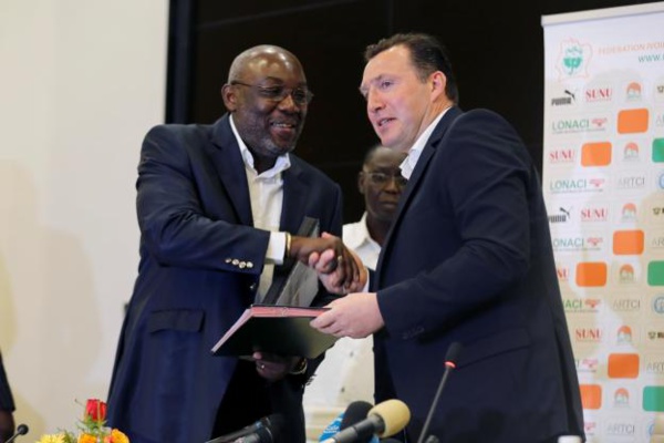Diallo avec Wilmots lors de sa présentation, mercredi. (Reuters)