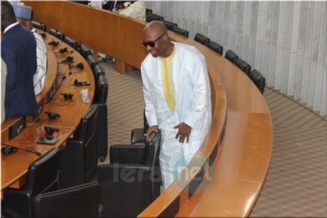 Photos- Barthélémy Dias tout de blanc vêtu prend sa place dans l'hémicycle