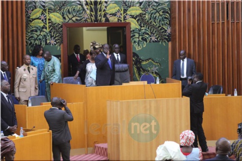 Photos- L'entrée du président de l'assemblée nationale, Moustapha Niass à l'hémicycle