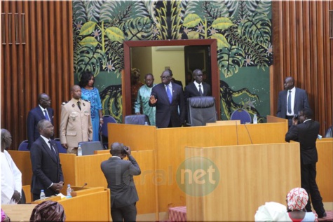 Photos- L'entrée du président de l'assemblée nationale, Moustapha Niass à l'hémicycle