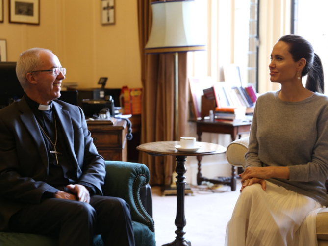 Sans soutien-gorge devant un archevêque, Angeline Jolie choque les internautes