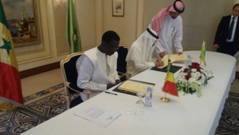 Photos: Le ministre de l’Economie et des Finances Amadou Ba et le Président de la BID, le Dr Bandar Mohammed HAJJAR,ont signé un accord de financement