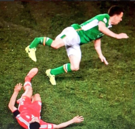 Photo-La terrible blessure de Seamus Coleman face au Pays de Galles, hier soir...