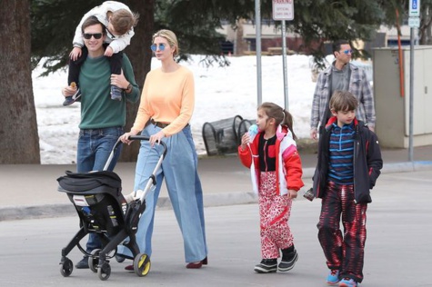 Loin des polémiques de Washington, Ivanka Trump est au ski en famille