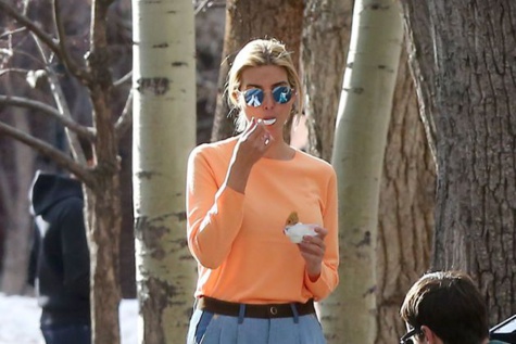 Loin des polémiques de Washington, Ivanka Trump est au ski en famille