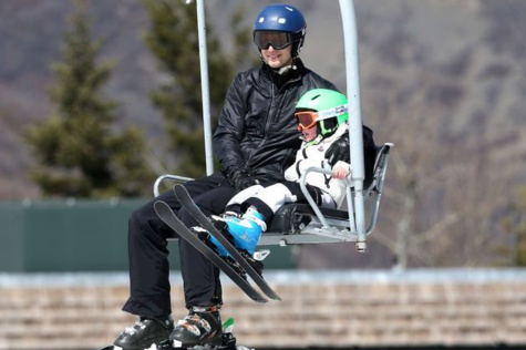 Loin des polémiques de Washington, Ivanka Trump est au ski en famille
